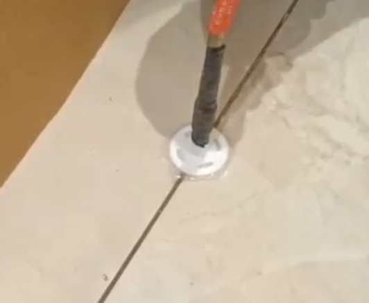 省直辖瓷砖空鼓维修公司专业解答瓷砖在铺贴过程中，如果没有涂抹均匀到位的粘结材料（如水泥砂浆或瓷砖胶），可能会导致以下问题